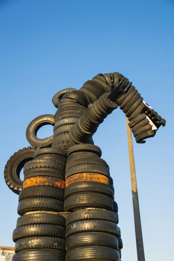 Quelle est la méthode la plus efficace pour recycler les vieux pneus dans la construction de routes ?